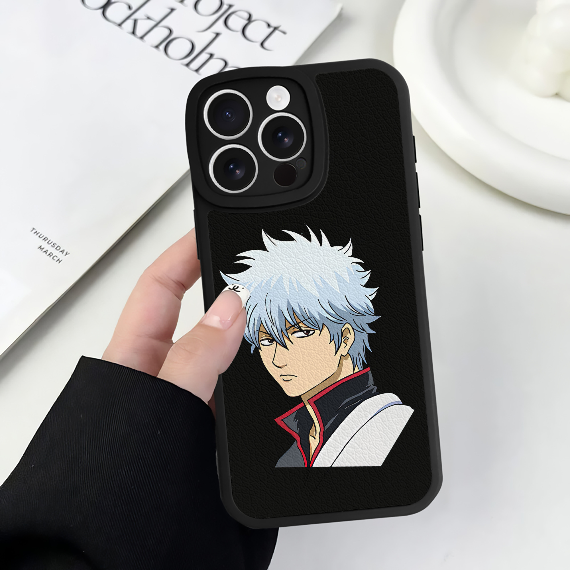 （画像用） ぎんたま 坂田銀時（さかたぎんとき） 神楽 志村新八（しむら しんぱち） GINTAMA Sakata Gintoki Kagura Shimura Shinpachi 【iPhone 16シリーズ対応】シリコンスマホケース（レザー調） 材質：シリコン